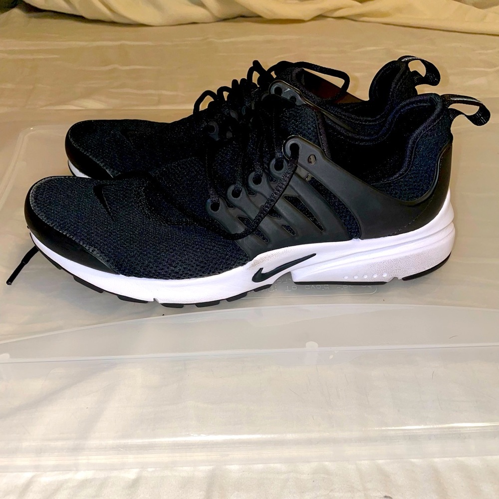 Black Nike Presto Shoes size 8 (women's)